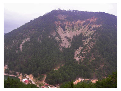 Batı yamaçtaki heyelanın görünümü.